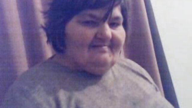 Babe maigre pestée dans une chambre d'hôtel par un film porno femme vierge flic