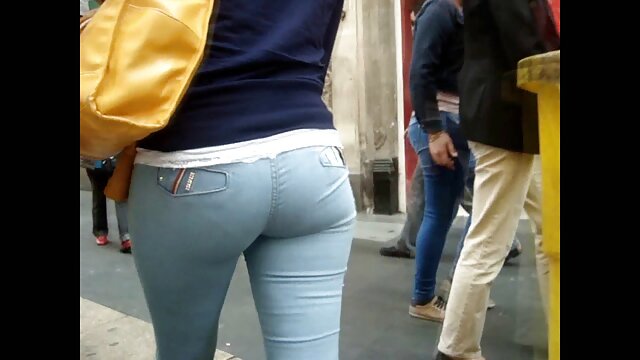 Jeune couple baise sur la chaise sexx vierge