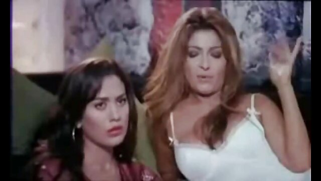 tatouages ​​et gros faux film porno vierge seins