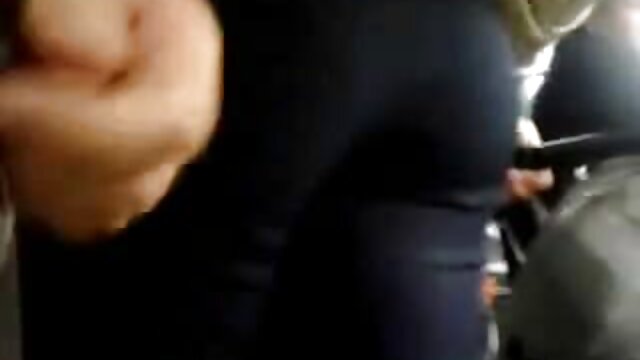 Une grand-mère lesbienne fait plaisir oralement à l'adolescence video xxx vierge