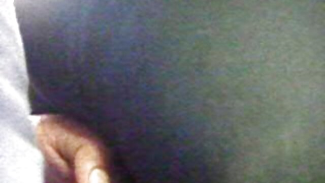 Tirage et torsion du jeune fille vierge porn mamelon