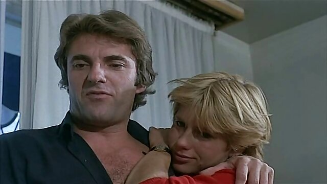 Maîtresse Kara et Bella Rossi s'amusent avec film x fille vierge un strapon