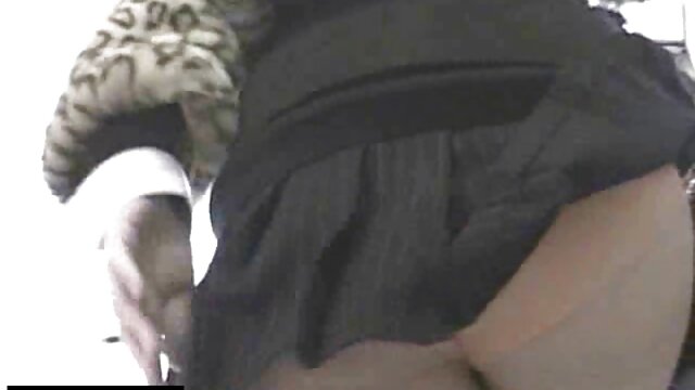 Une ado xxx vierge mormone chevauche un strapon