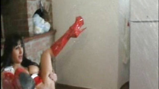 La film porno de fille vierge mignonne japonaise Marica célèbre Noël avec un solo sexy