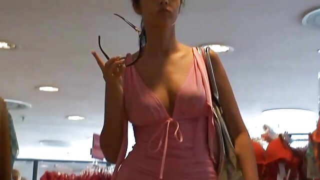 Se déshabiller à fille vierge porn la peau nue lui fait plaisir!