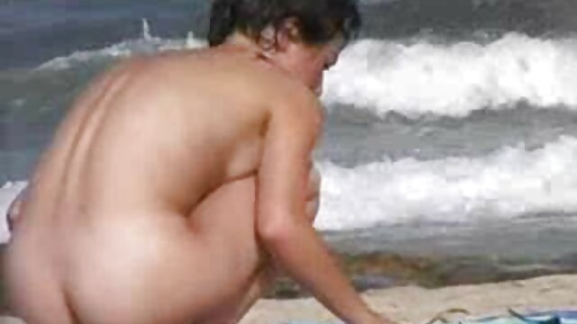 Il film porno une fille vierge donne des coups profonds à un strip-teaseur épais à l'arrière