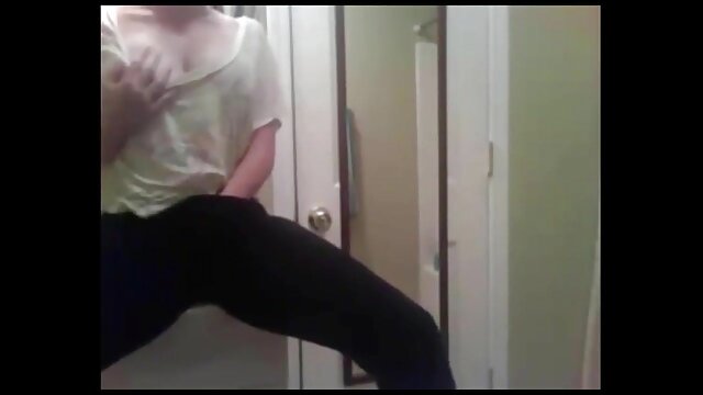 Ébène sexy exhibant son cameltoe video xxx fille vierge !!!