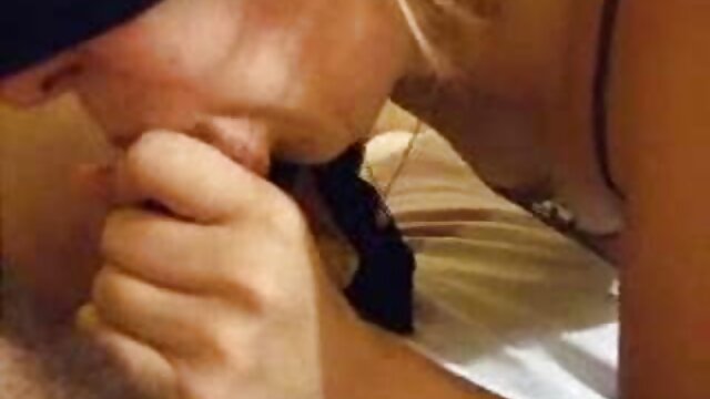 Petite nippon pornot vierge levée et baisée