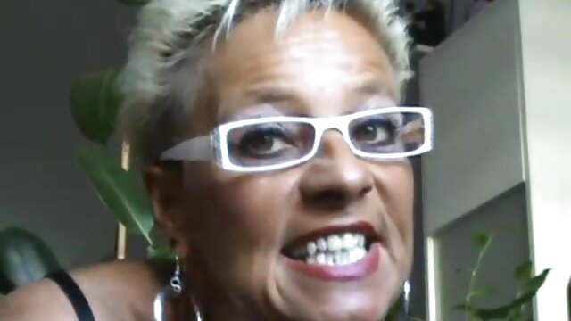 Athina baise sur le fauteuil xxxx vierge