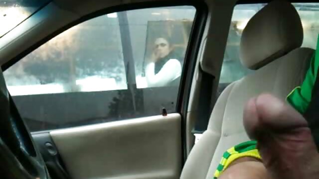 Ce gros jouet va droit dans ton petit film porno vierge cul serré