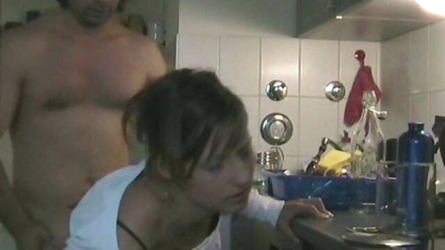 Une femme de 60 ans rentre film porno avec fille vierge à la maison après avoir baisé un homme plus jeune