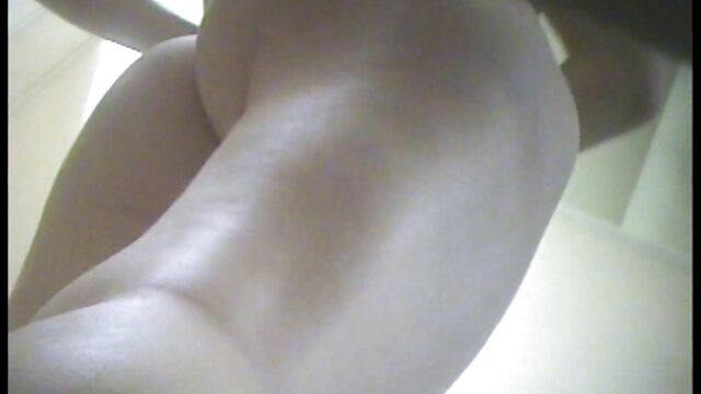 Babe trois xnxx de vierge voies frappé en position de cow-girl