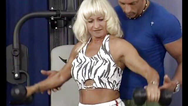 Blonde tatouée aux gros seins baise xxx vierges sur webcam